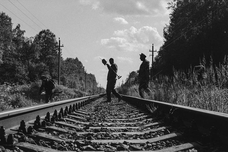 Поисковики углубляются в лес, пересекая железнодорожные пути. Часто поиски приходится вести в труднодоступных местах, например в глубине леса, куда нужно нести все инструменты и продукты в руках, р-н Ржева, Калининский фронт. Артур Бондарь