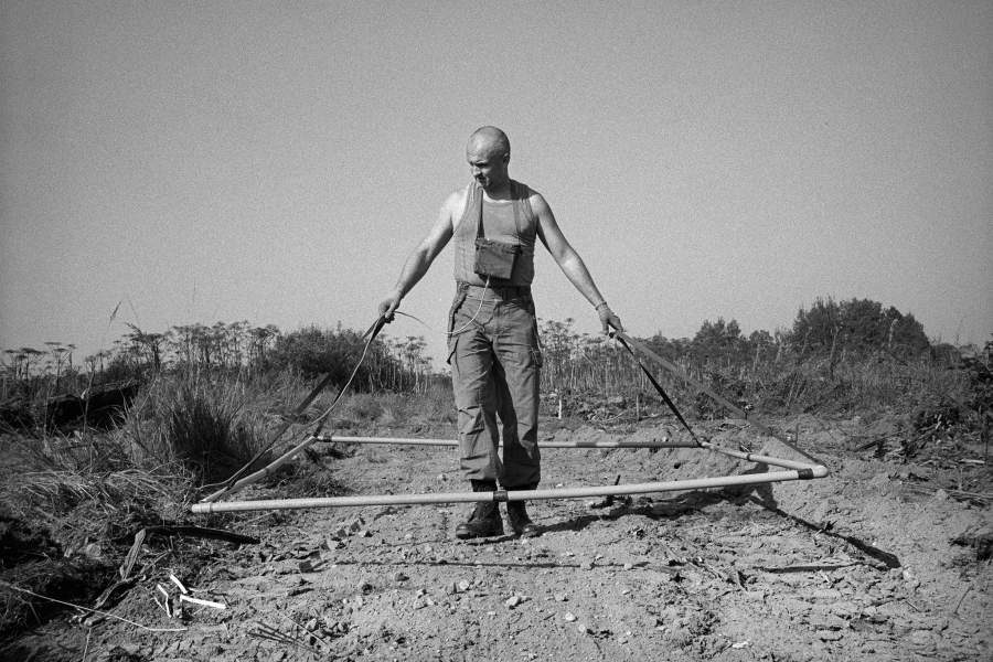 Поисковик во время работы с металлоискателем. Для достижения лучших результатов во время поисков поисковики покупают самодельные металлоискатели, которые охватывают больший радиус и глубину. Калининский фронт,