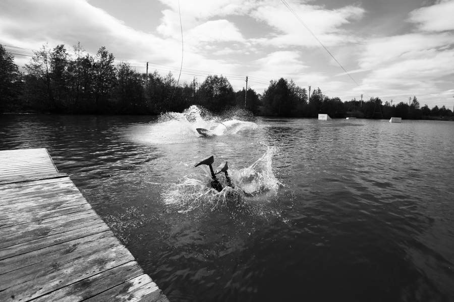 Купание после тренировки на базе в поселке имени Свердлова. Здесь базируется проект по адаптивному вейкбордингу Step2wake