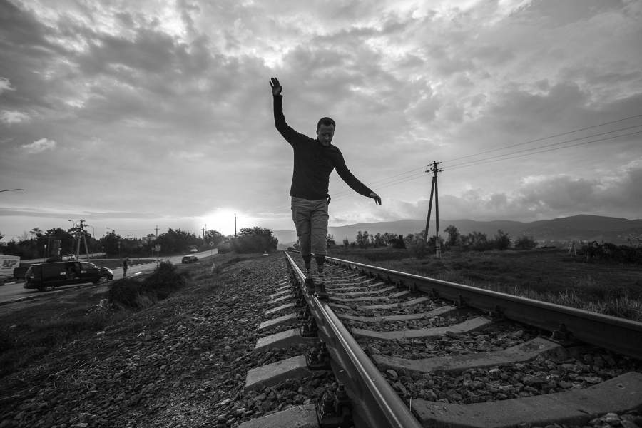 У заброшенной железной дороги. Даже обычная прогулка может стать тренировкой на равновесие и устойчивость