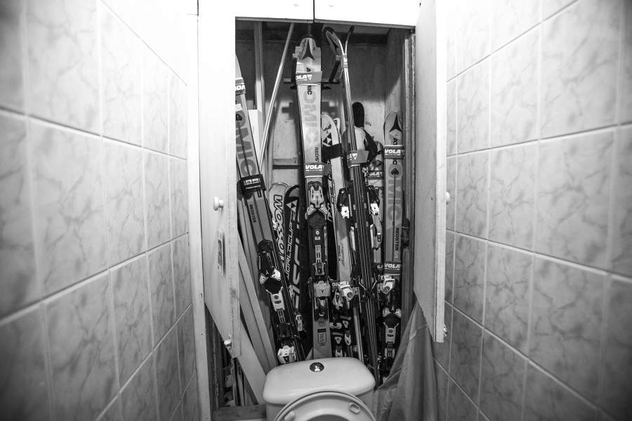 Живут Александровы скромно. Но экипировка и инвентарь – это святое. Без помощи добрых людей и организаций не обходится. Фонда «Точка опоры», например