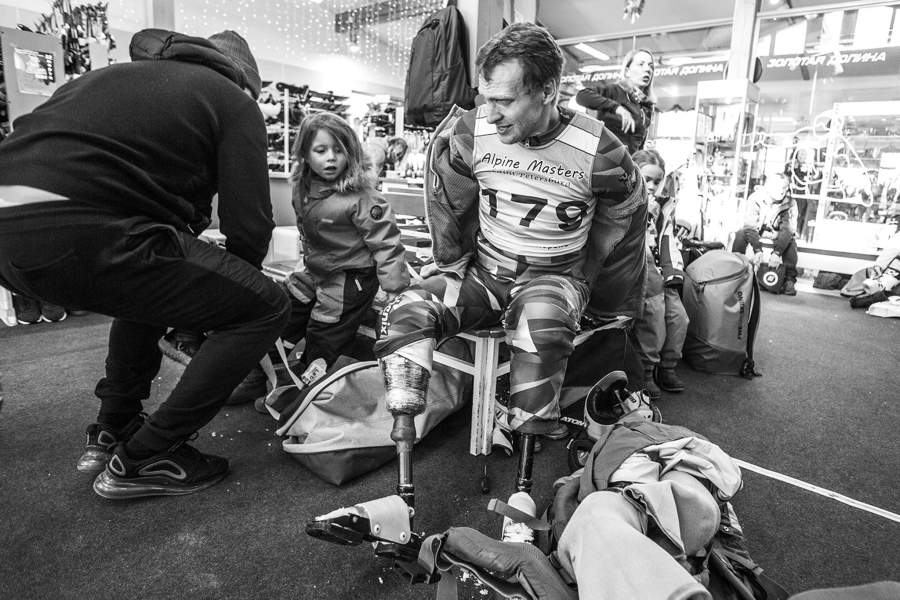 К такому вниманию «киборг» Серёга давно привык, и оно его не смущает