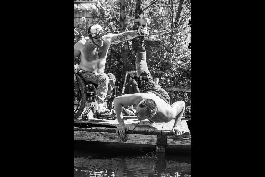 База в посёлке имени Свердлова. Потренировались. Можно и подурачится. С коллегой по команде Стасом Бураковым