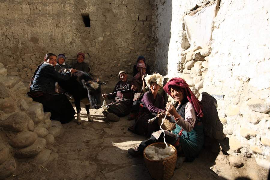 Тибетские женщины заняты пряжей, и заодно обсуждают новости и сплетни, всё как и у обычных людей  