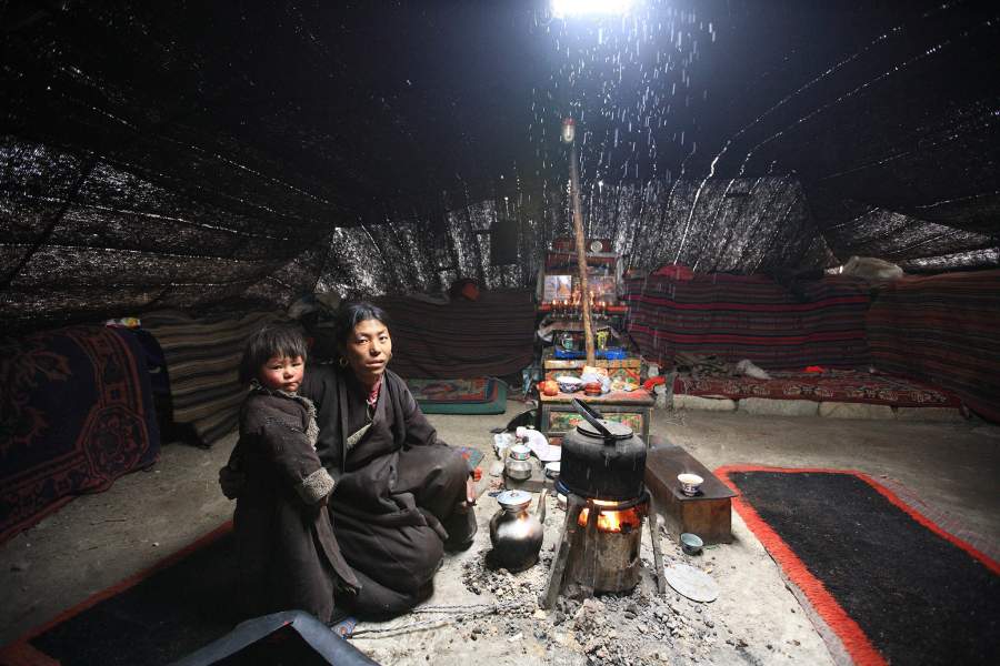 Женщина с ребёнком в шатре якменов. И это по меркам местных непальцев — обеспеченные люди!