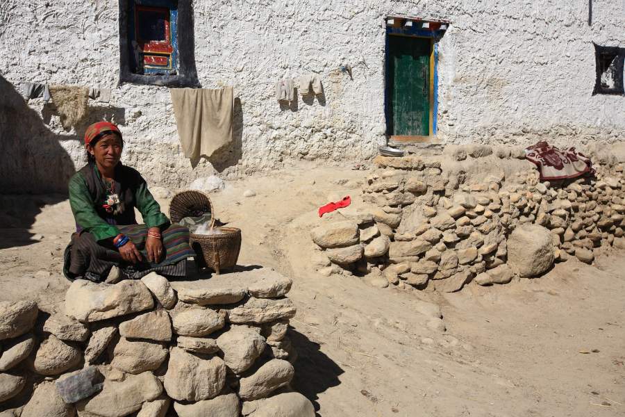  Дома в Мустанге делают из подручных материалов, камень и глина. Интерьер не сильно отличается от экстерьера. Только внутри попрохладнее и может стоять какаянибудь древняя мебель. Судя по всему, когда то люди этого города жили сильно богаче. Но видимо, с момента как соляной путь пришёл в упадок, королевство стало стремительно деградировать