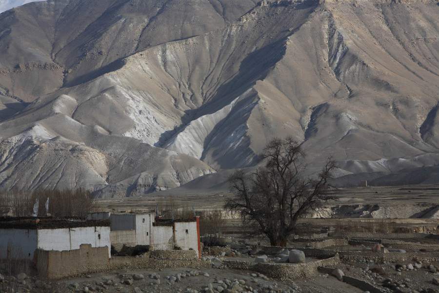 Вокруг Ломантанга есть несколько маленьких селений или даже просто строений, тут живут крестьяне, которые заняты на земле. По сути, это обычные сельские хозяйства, только расположены они в горах, где почти нет растительности.  А когда-то тут росли деревья и было больше зелени