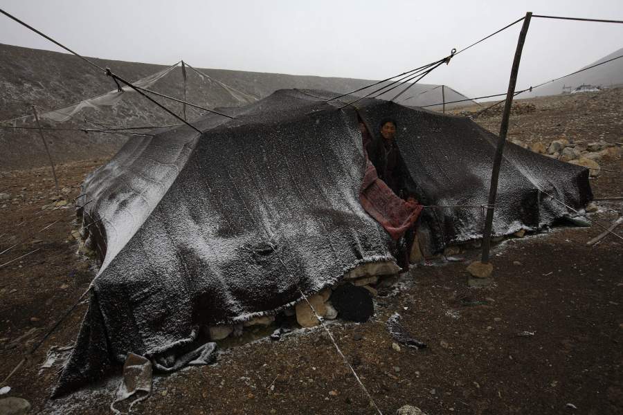 Ло Мантанг находится на высоте 3700 метров. Если подняться ещё выше, примерно на 4000м, можно попасть к якменам и их стадам яков. Здесь живут богатые тибетцы, быть якменом всегда почётно и уважаемо, ведь это люди, у которых есть мясо, деньги и кизяк. Кизяк, это высушенный помёт от яков. Им издревле тут топили печи и на нём готовили еду. Автор этих строк сам пробовал еду, приготовленную на кизяке — очень даже ничего!