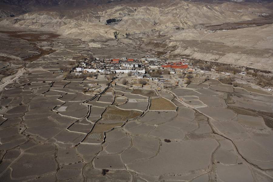 А это вид на сам город и его «окрестности». По сути, Ло Мантанг — это дома внутри стены, а за стеной сразу начинаются поля — единственное тут место, где можно хоть что-то выращивать. Сейчас город немного разросся, появилось несколько строений вне стен, все они предназначены для туристов, которые с конца 90-х стали сюда приезжать