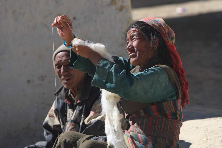 Люди в городе до сих пор занимаются рукоделием и вручную, как и сотни лет назад, делают себе одежду. Да, что-то из новшеств сюда попадает, например, современная обувь. Она существенно дороже самодельной, но служит в разы дольше и комфортнее. На обуви тут не экономят, и от того, что у тебя на ногах, зависит как долго и далеко ты можешь пойти. А непальцы ходят много