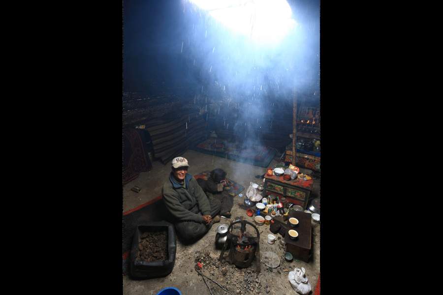 Внутри юрты. Быт весьма простой. Но если сравнивать с бытом жителей Ло Монтанга, то здесь будет даже побогаче!  Конечно, мы не рассматриваем обитель короля и его родственников