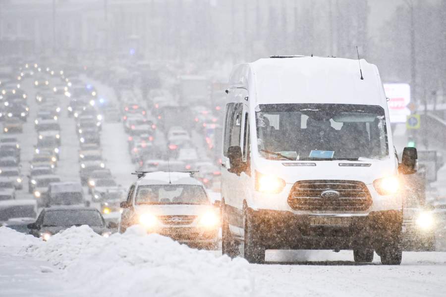 Автомобильное движение во время снегопада в центре Москвы