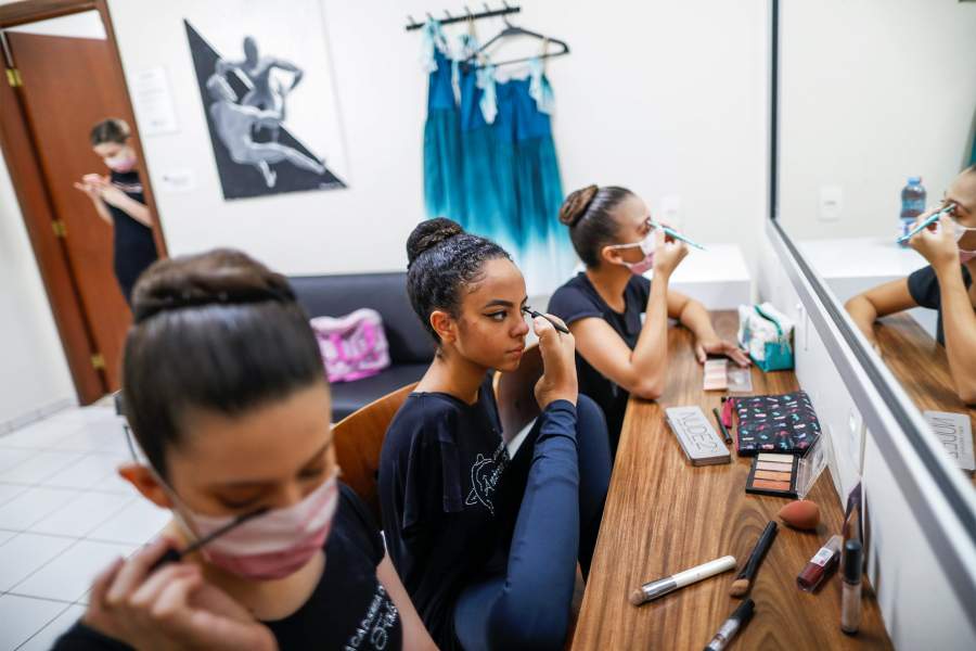 В Бразилии 16-летняя девушка, родившаяся без рук, стала балериной