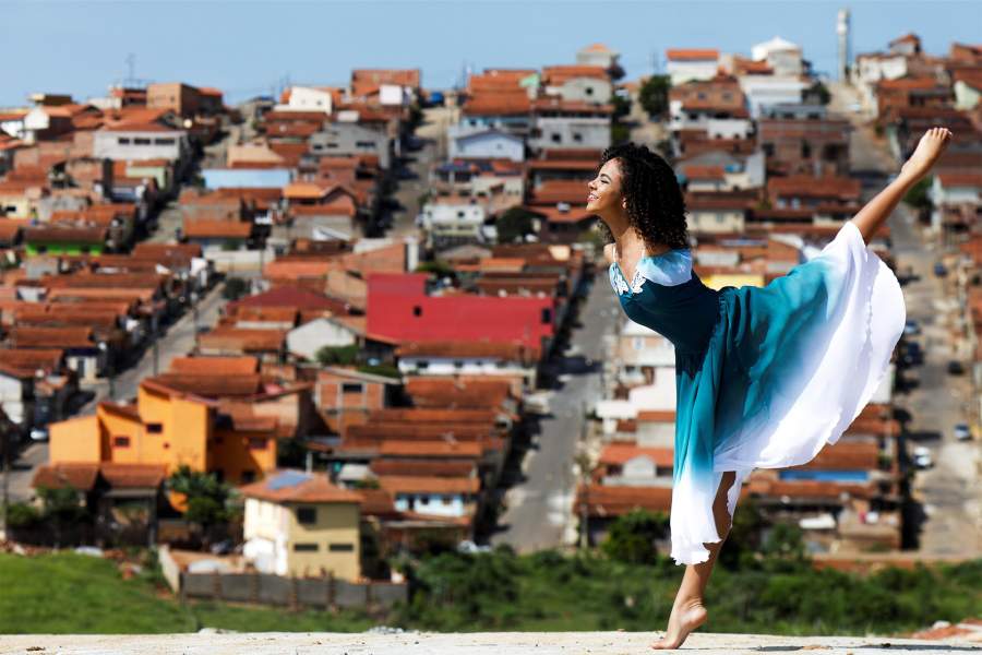 В Бразилии 16-летняя девушка, родившаяся без рук, стала балериной