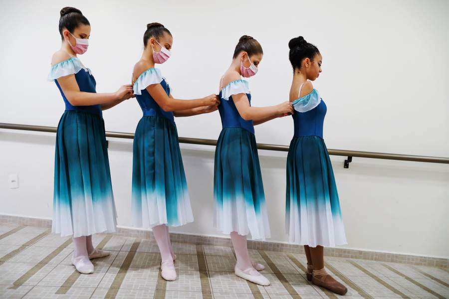 В Бразилии 16-летняя девушка, родившаяся без рук, стала балериной