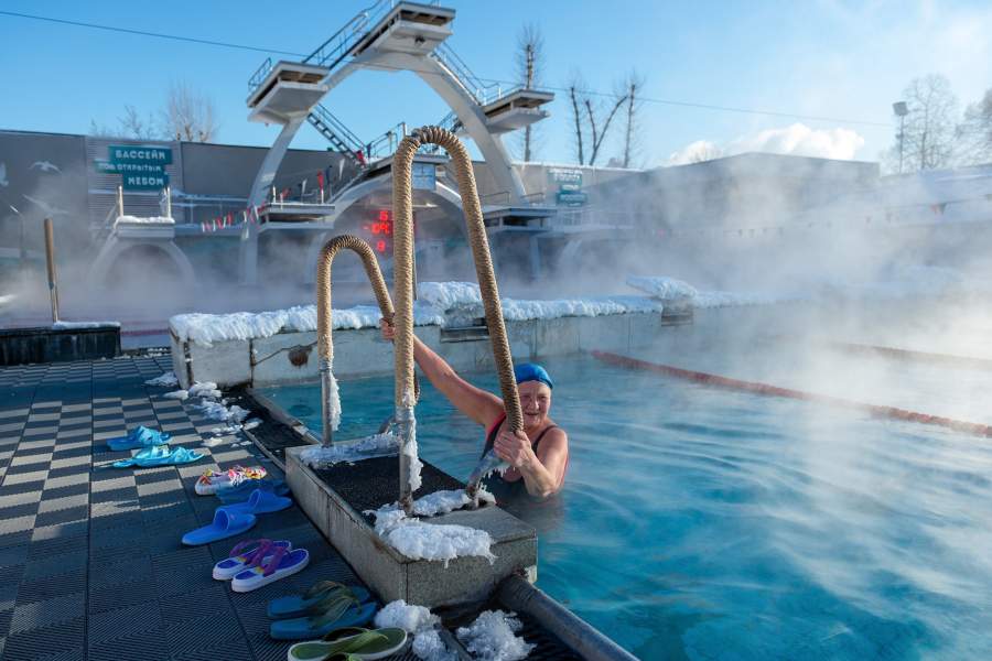 пар у воды и пловчиха