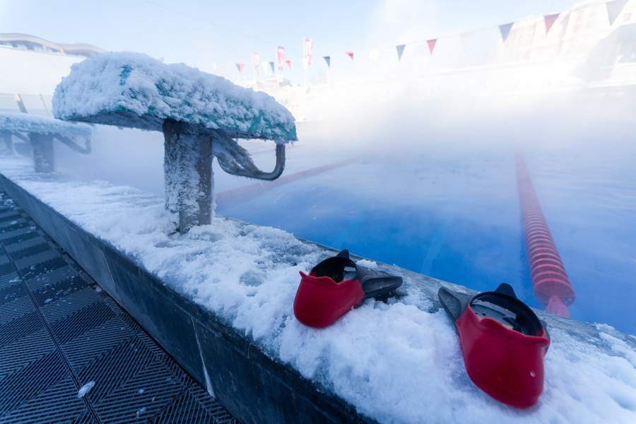 кепки на снеге