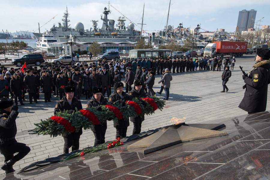 Церемония возложения цветов к Вечному огню у мемориала «Боевая слава Тихоокеанского флота» в День защитника Отечества во Владивостоке