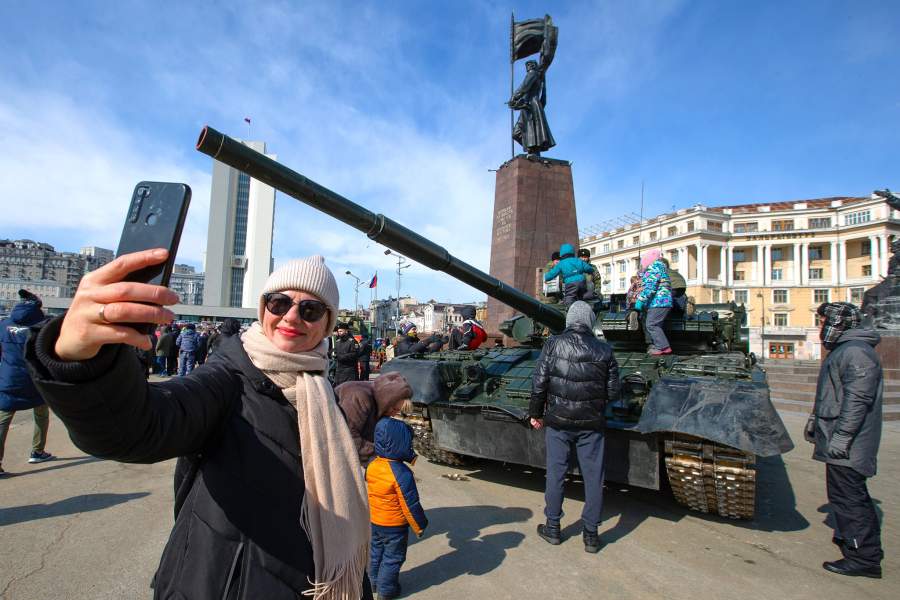 Местные жители на праздновании Дня защитника Отечества на центральной площади во Владивостоке