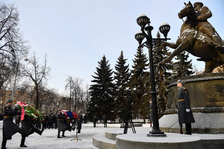 Военнослужащие во время торжественного возложения цветов к памятнику маршалу Георгию Жукову в честь Дня защитника Отечества в Екатеринбурге