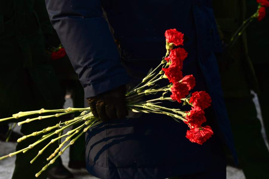 Во время торжественного возложения цветов к памятнику маршалу Георгию Жукову в честь Дня защитника Отечества в Екатеринбурге