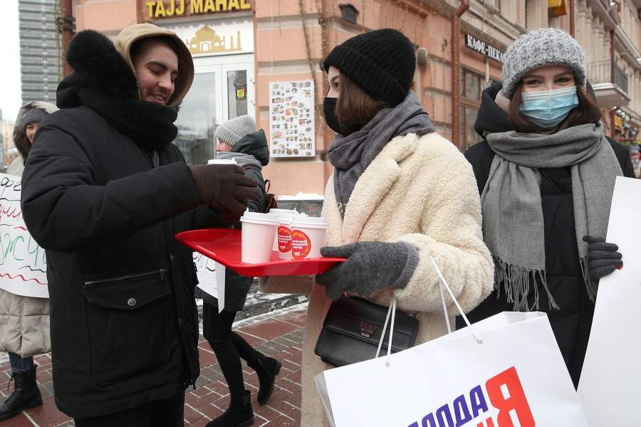 В День защитника Отечества девушки поздравили мужчин «Горячим женским маршем». Участницы марша предложили проходящим мужчинам горячие напитки, подарили эмоции и символические подарки к празднику