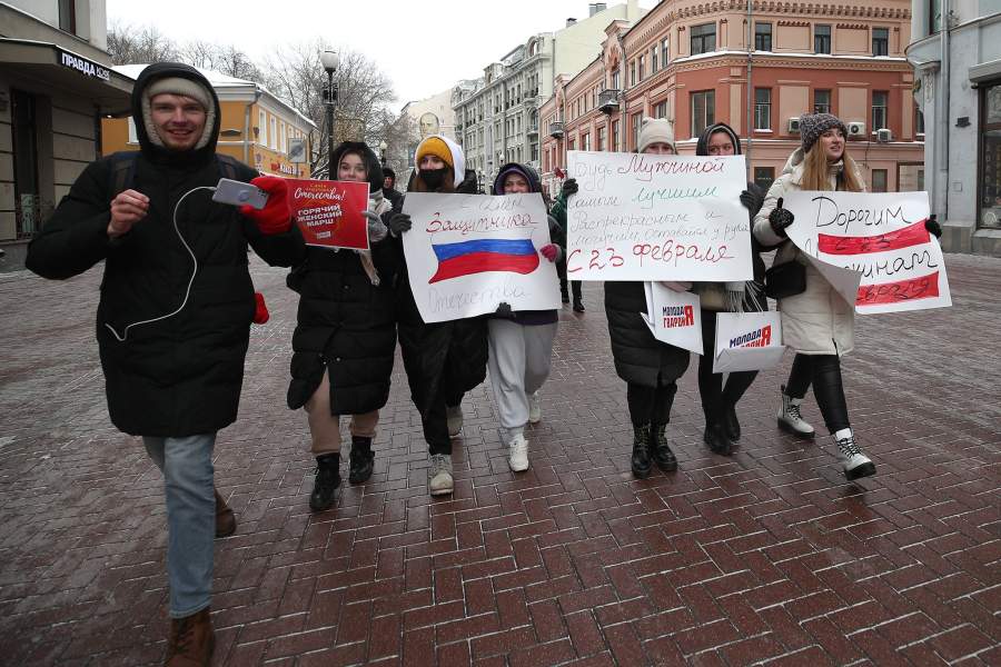 В День защитника Отечества девушки поздравили мужчин «Горячим женским маршем». Участницы марша предложили проходящим мужчинам горячие напитки, подарили эмоции и символические подарки к празднику