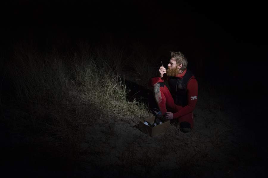 Серфер Аль-Менни завершил 100-километровое плавание по серфингу