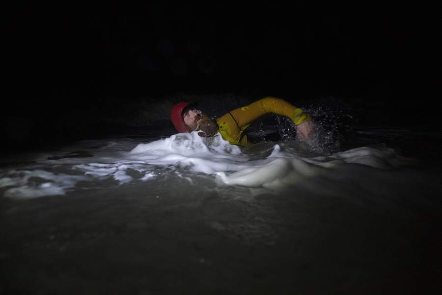 заплывSurfer Al Mennie gets dressed in his wetsuit as the light falls on Downhill Strand as he prepares to swim on March 1, 2021 in Portrush, Northern Ireland.
