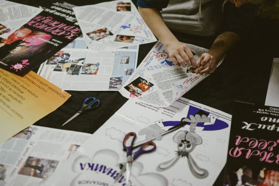 Любая круглая дата, как известно, всегда повод вспомнить о том, что осталось позади. Администрация театра выбирает из репертуара лучшие постановки, а художники из афиш к ним создают тематическое полотно