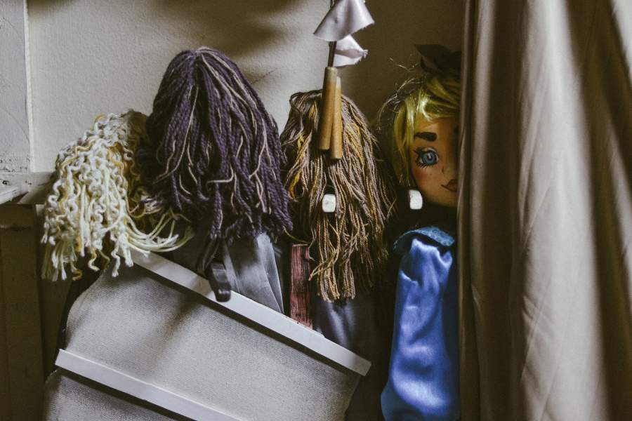 Декабрь. Чем дольше я нахожусь в театре, тем сильнее убеждаюсь в том, что куклам здесь уже давно не нужны «помощники» - их жизнь продолжается и в тот момент, когда гаснет свет