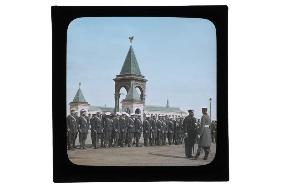 Рота гвардейцев на фоне памятника Александру II в Кремле