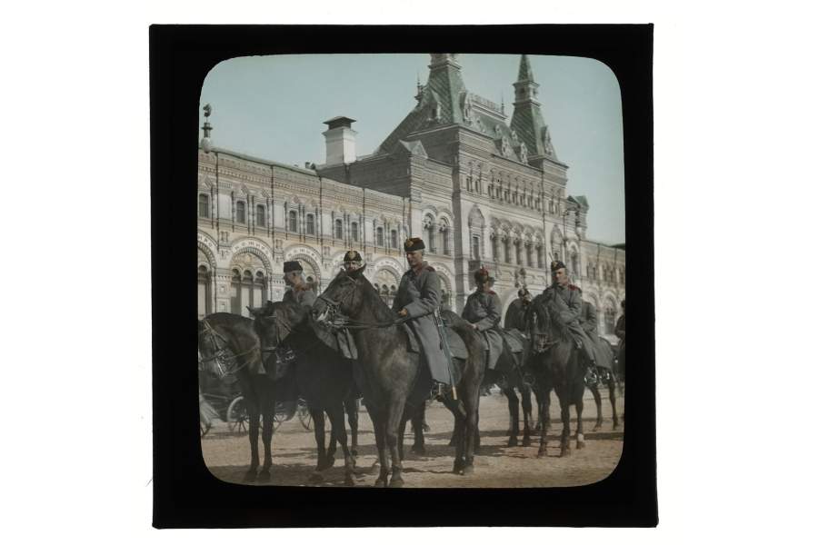 Сумские драгуны в конном строю на Красной площади