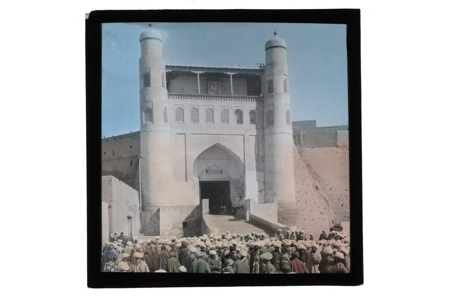 Площадь Регистан у главных ворот крепости Арк в Бухаре