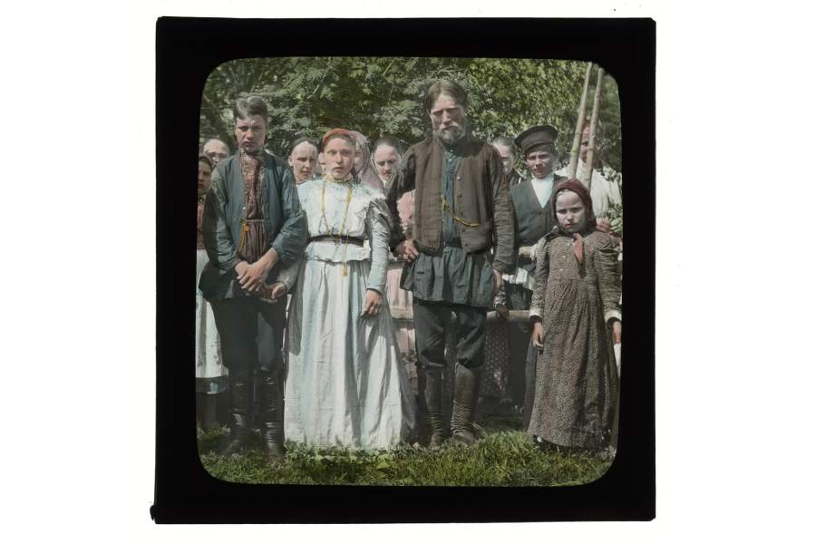 Молодожены и гости на свадьбе