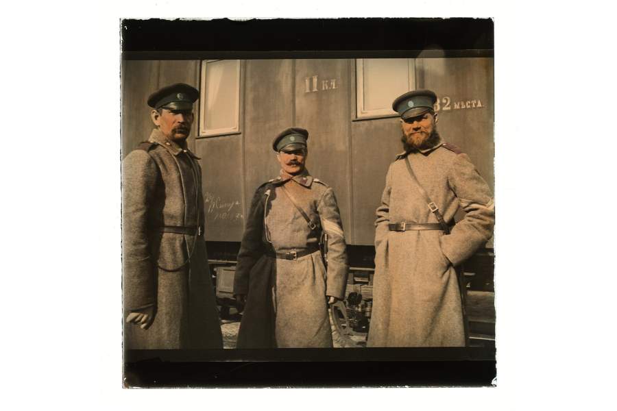Унтер-офицеры на железнодорожной станции