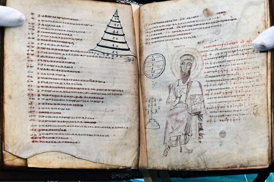 отреставрированное Мариинское Евангелие X–XI веков