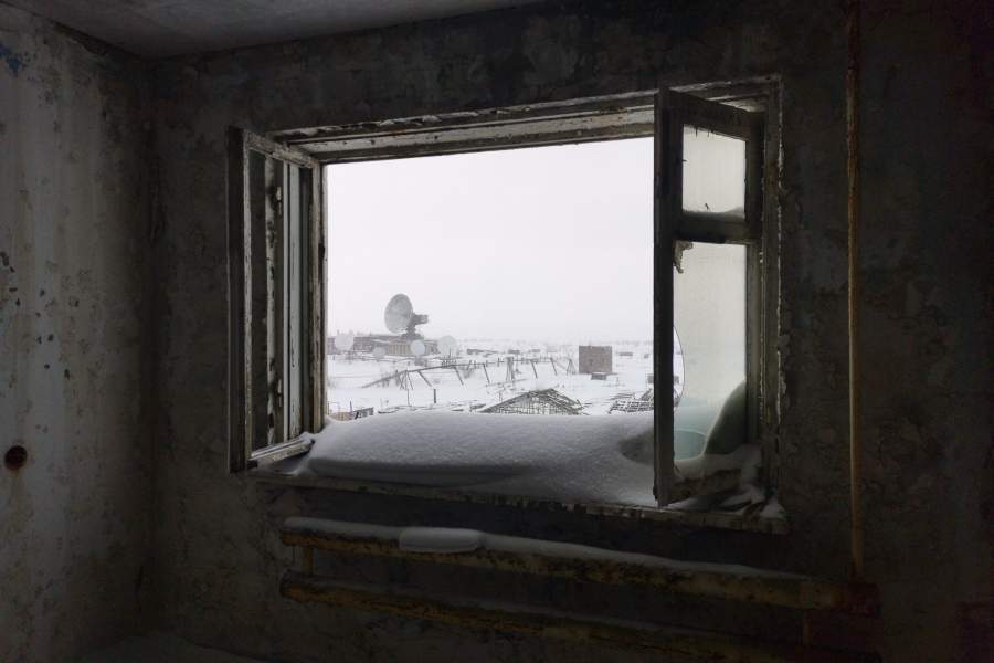 Из окна видна антенна станции космической связи «Орбита», обеспечивавшая приём сигнала телевидения