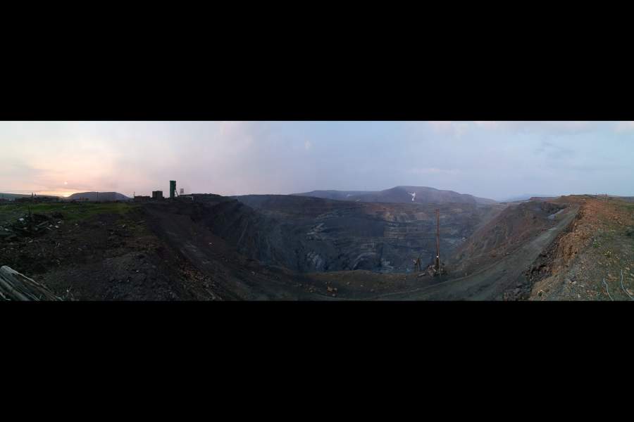 Виды на карьер Медвежий ручей. Один из первых рудников, на котором до сих пор ведутся работы. Глубина его достигает 450 метров