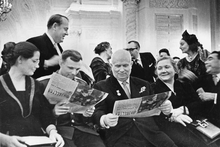 Москва. 14 апреля 1961 года. Кремль.  Юрий Гагарин с женой Валентиной, Никита Хрущев с женой Ниной, Леонид Брежнев и главный редактор газеты «ИЗВЕСТИЯ» Алексей Аджубей на заднем плане