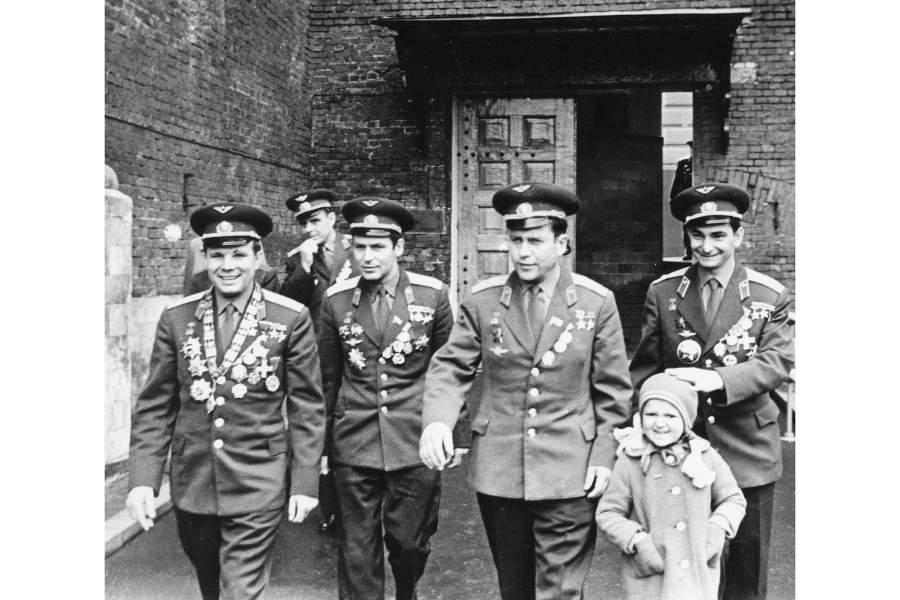 Юрий Гагарин, Герман Титов, Павел Попович с дочкой, Валерий Быковский идут на парад 1 мая 1961 года