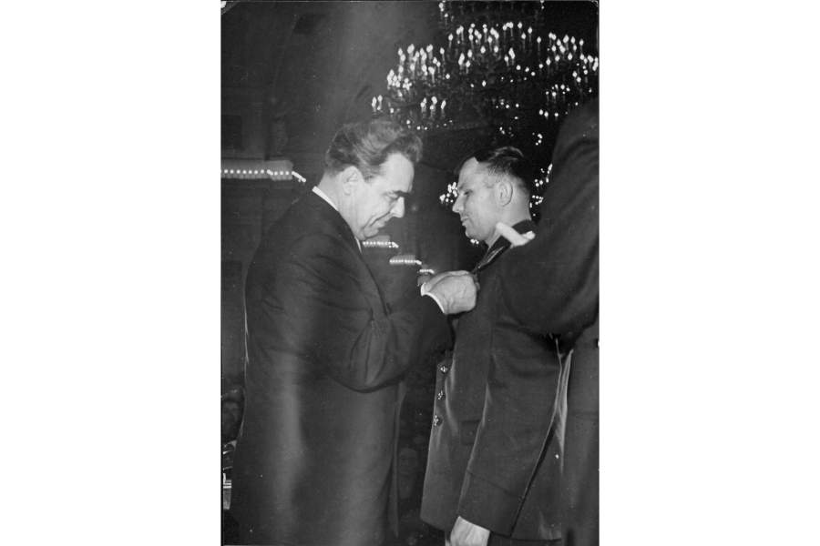 Москва. 14 апреля 1961 года.  Леонид Брежнев вручает Юрию Гагарину «Золотую Звезду»