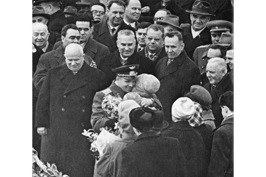 Москва. Внуково. 14 апреля  1961 год. Прилет Юрия Гагарина.  Гагарин с женой Валей и Н.С.Хрущев (за Хрущевым Л.И.Брежнев)