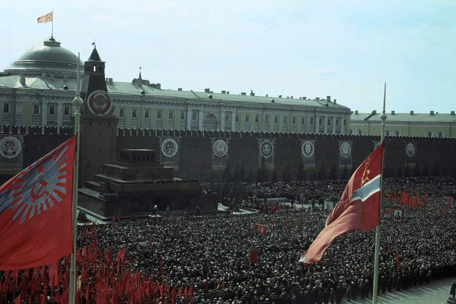 Торжественная встреча первого космонавта Земли Юрия Гагарина после успешного завершения полета человека в космос. Демонстрация трудящихся на Красной площади в Москве