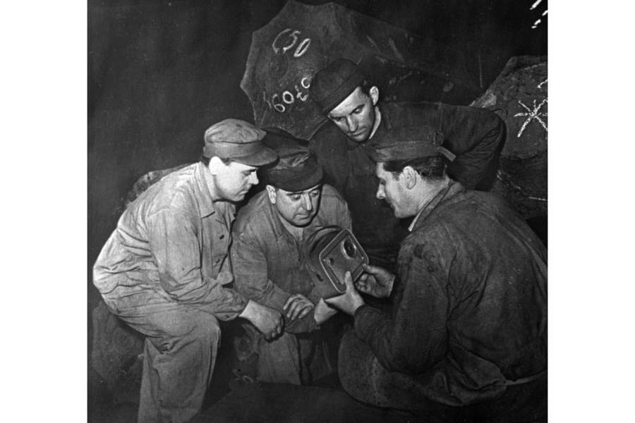 Сообщение ТАСС о первом полете человека в космос стало самой цитируемой новостью в мире. Рабочие завода «ČKD Praha» слушают по радио сообщение из Москвы о полете советского космического корабля «Восток» с космонавтом Юрием Гагариным на борту