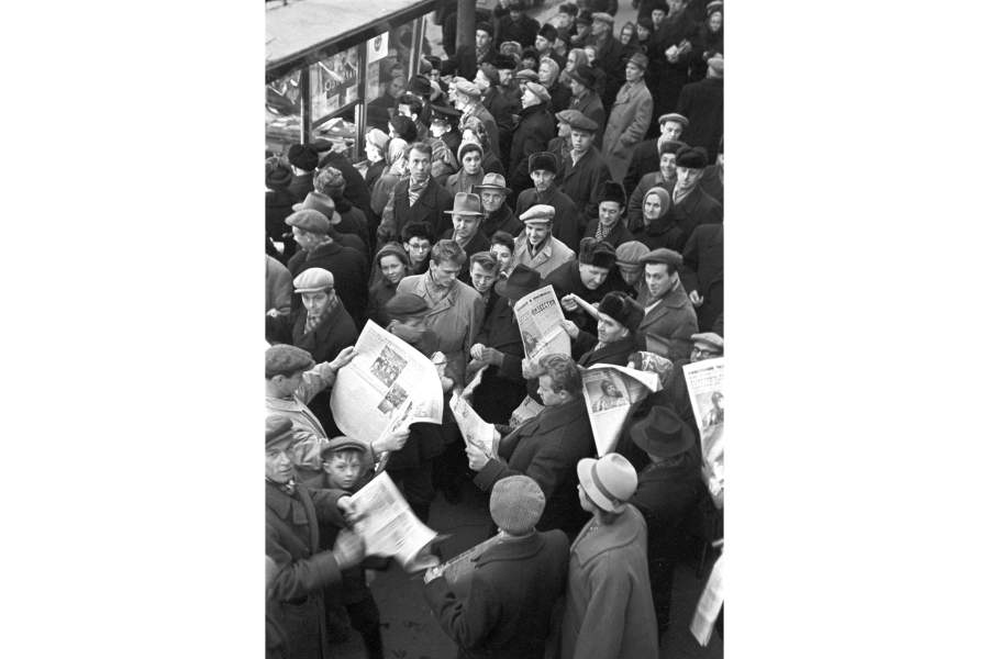Сообщение ТАСС о первом полете человека в космос стало самой цитируемой новостью в мире. Москвичи у газетного киоска читают сообщение о полете первого космонавта Юрия Гагарина в космос
