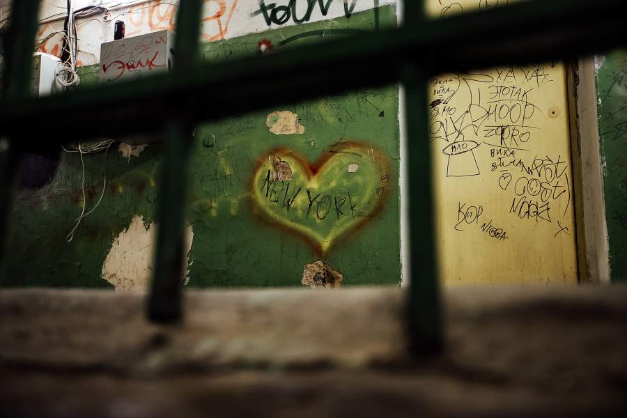 Сложно следить за чистотой подъезда, в котором, разделенные на блоки, живут разный срок десятки семей. Одним удается съехать, накопив на нормальное жилье, другие вынуждены ждать переселения по тридцать лет