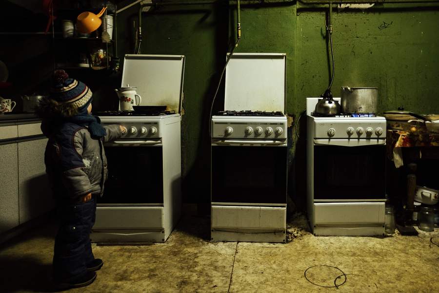 Переобуваться в домашнее, заходя на кухню, нет нужды. Полы, истоптанные сменяющимися то и дело «постояльцами» впитали в себя вековую грязь