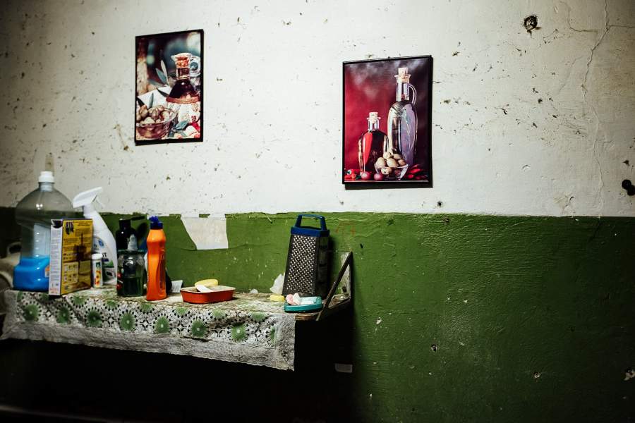 Разруха здесь часто соседствует с прекрасным. Некоторые уголки дома-тюрьмы напоминают выставку современного искусства, поднимающую социальные проблемы общества