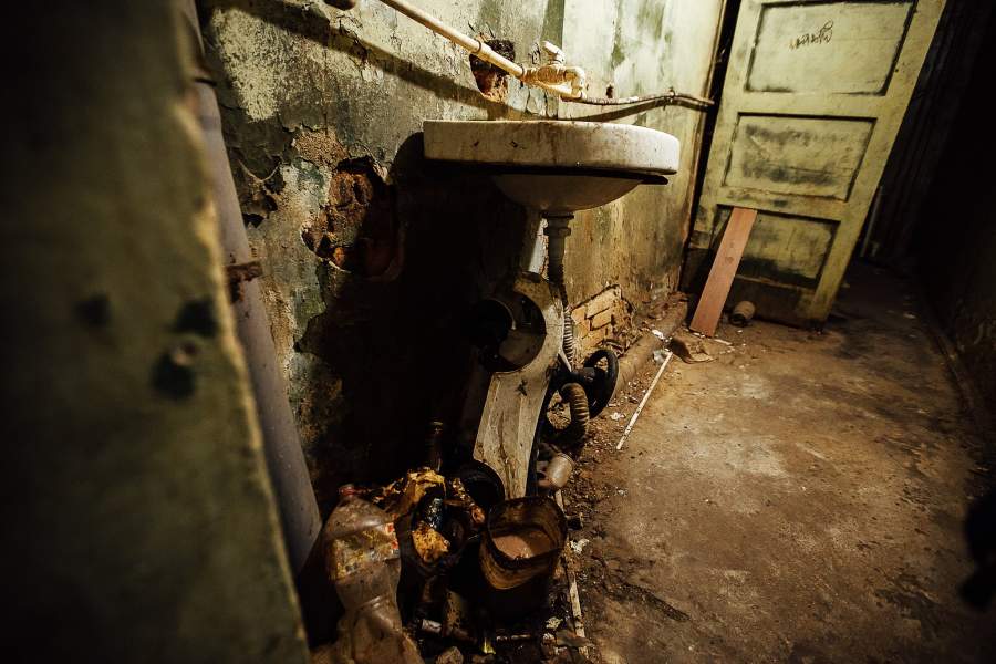 А в таких санузлах люди дезинфицировали руки во время карантина. Когда вас будут пугать ужасами самоизоляции, показывайте эту фотографию